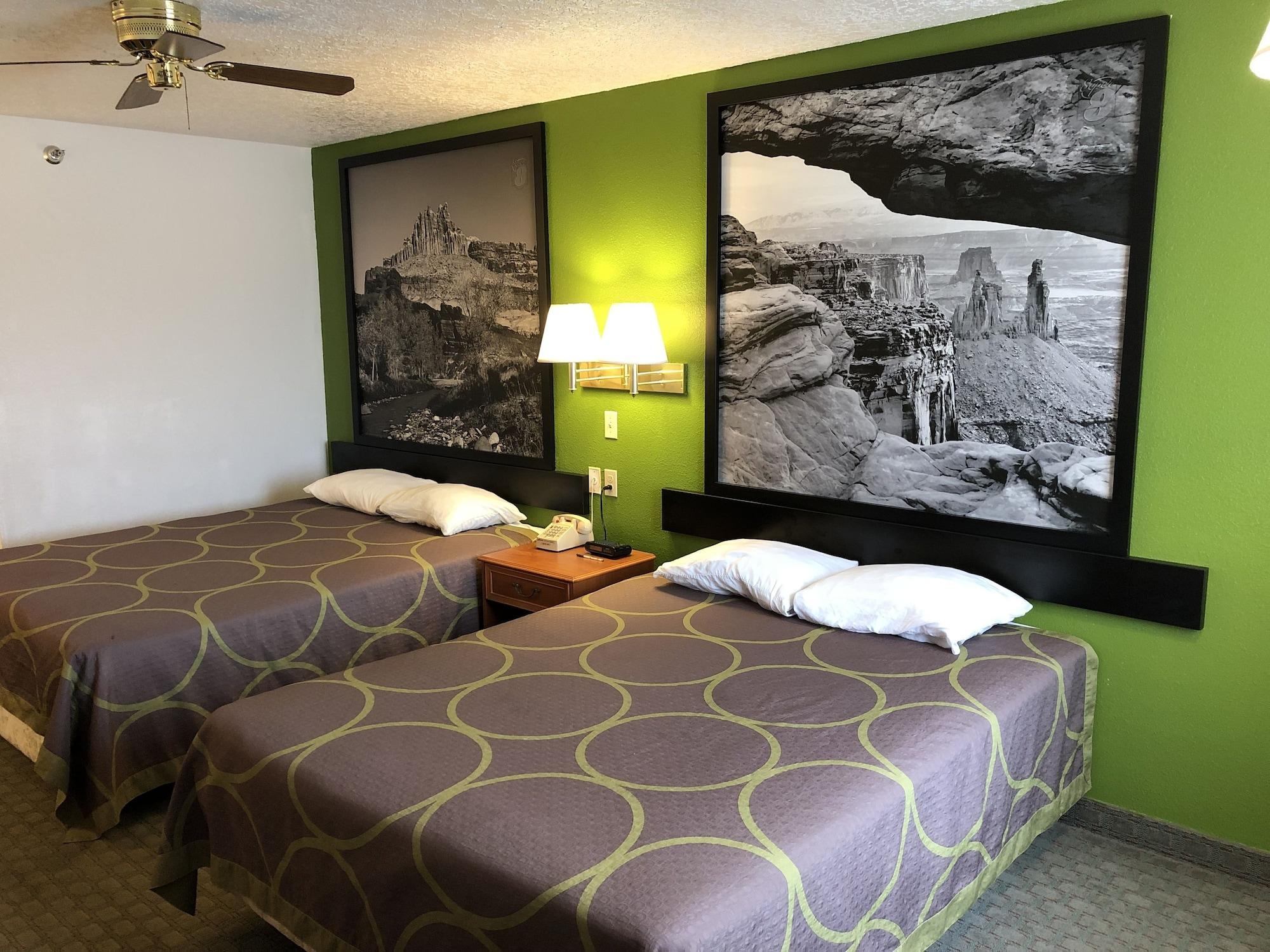 Super 8 By Wyndham Price Motel Exterior foto
